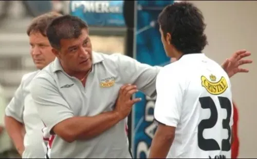 Borghi dando instrucciones a Vidal en Colo Colo