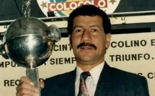 Yeyo Inostroza levantando la Copa Libertadores que ganó Colo Colo