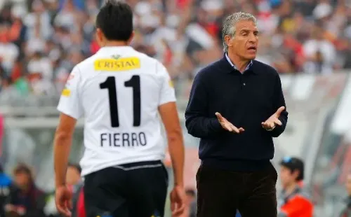 Omar Labruna dirigiendo en el Monumental