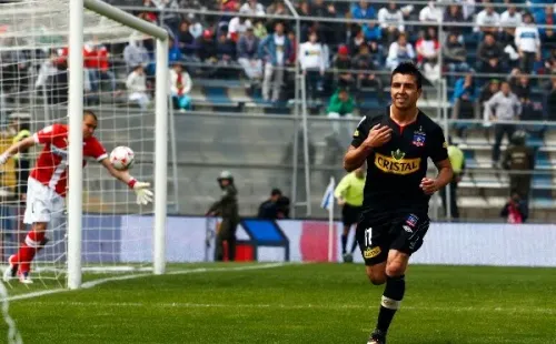 Fierro convirtiéndole un gol a la UC en San Carlos de Apoquindo en el 2012.