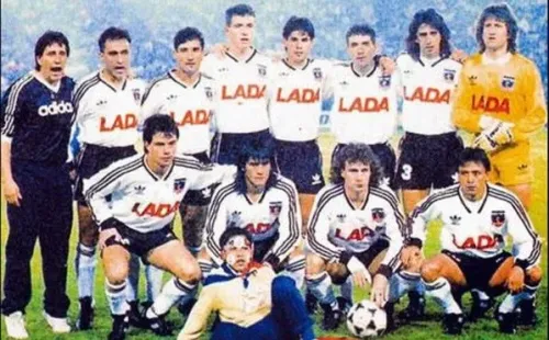 Carlos el Garra Velásquez junto al plantel campeón del 91 en la cancha