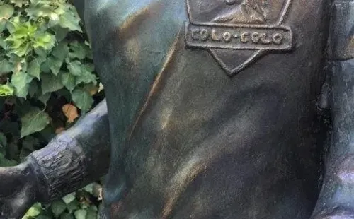 La estatua de Chamaco Valdés/ Fotos: Sebastián Olivares y Radio Cooperativa