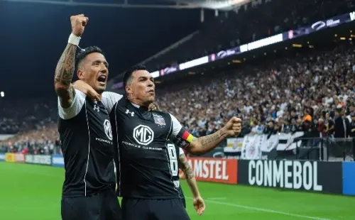 Lucas Barrios celebrando jutno a Esteban Paredes su tanto a Corinthians por la Copa Liberadores 2018.