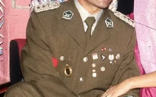 Pizarro completamente vestido de Carabinero durante el cumpleaños de Mirko Jozic.