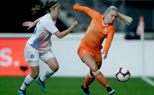 Fernanda Pinilla jugando por la Roja ante Holanda.