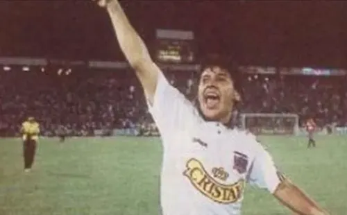 Contreras jugó durante dos temporadas en Colo Colo, donde ganó el título de Primera División 1993 y la Copa Chile 1994.