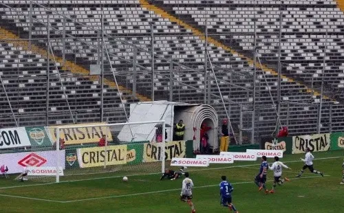 El Monumental recibió el superclásico del fútbol chileno completamente vacío y con la cancha convertida en un potrero por la lluvia.