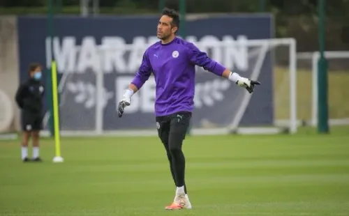 Claudio Bravo termina contrato con el Manchester City y podrá negociar libre con cualquier club.
