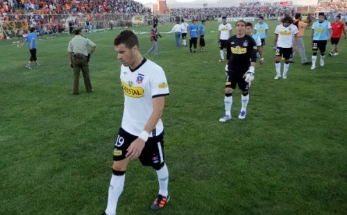 Scotti muestra su frustración tras ser eliminado ante Cobreloa. Aquel partido en Calama, los albos lo ganaron 2 a 1, pero no les alcanzó por los goles de visita.