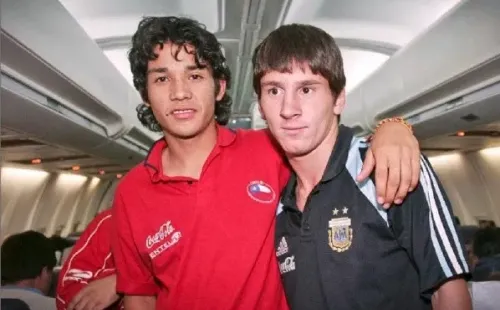 La fotografía de Matías y Messi compartiendo en el avión tras lograr la clasificación al Mundial Sub20 de Holanda 2005.