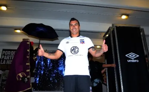 Esteban Paredes presenta la nueva camiseta de Colo Colo