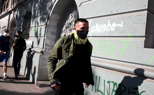 Miguel Pinto llegó hasta la Dirección del Trabajo para integrar la mesa negociadora / FOTO: Agencia Uno