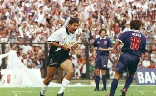 Emerson anotando en su último partido con Colo Colo a la U en el Monumental.