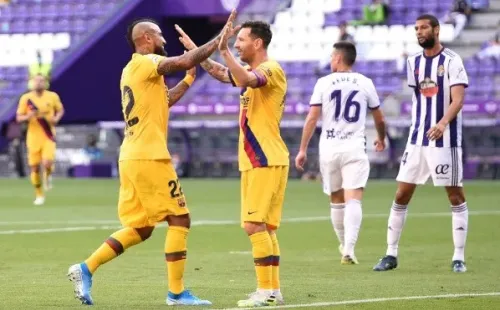 Arturo Vidal celebra junto a Messi su gol ante el Valladolid / FOTO: Getty Images