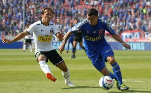 Fuenzalida defendiendo a Colo Colo en un clásico / FOTO: Agencia Uno