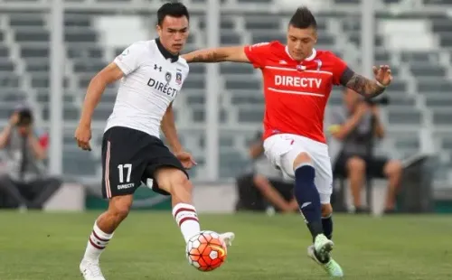 Bravo enfrentando a Colo Colo cuando jugaba por Universidad Católica.