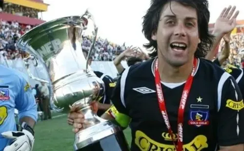 Sanhueza tuvo un exitoso paso por Colo Colo y levantó dos títulos como capitán.