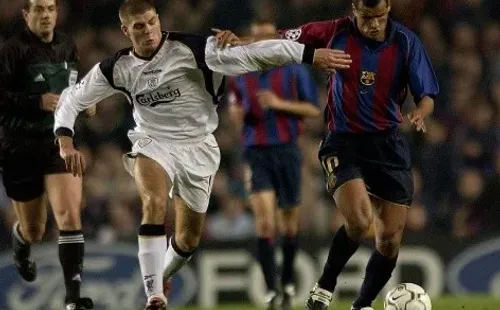 Rivaldo enfrentando a Gerrard. El brasileño era la gran estrella del Barcelona a comienzos de los 2000.