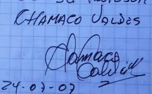 El cuaderno que Chamaco le firmó a Pablo Aránguiz.