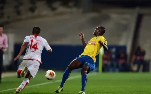 Rabello eludiendo un rival en la Europa League. El volante jugó ocho partidos con el Sevilla que posteriormente se proclamó campeón del torneo.