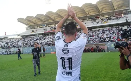 Gonzalo Fierro despidiéndose los hinchas en el Monumental.