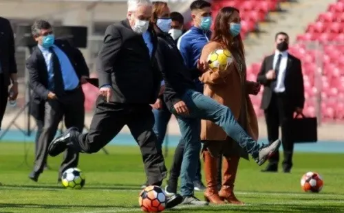 El Mandatario ejecutando un penal en el Estadio Nacional.