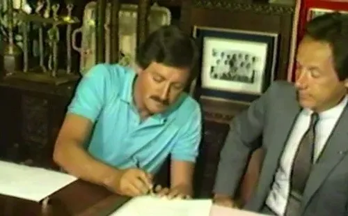 Arturo Salah estampa su firma para ser DT de Colo Colo en 1986. El archivo corresponde a RTU (hoy Chilevisión), y forma parte de Memorabiblia.