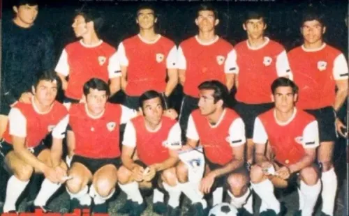 El rojo era el color alternativo del Cacique antes de la llegada del negro para la segunda indumentaria.
