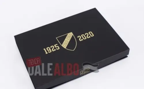 Caja de la nueva camiseta de Colo Colo