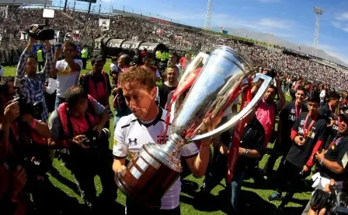 Luis Mena levantando la estrella 30