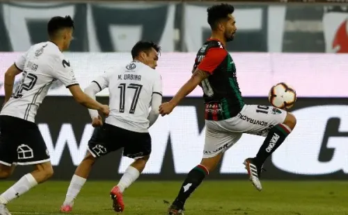 Jiménez enfrentando a Colo Colo en el Estadio Monumental.
