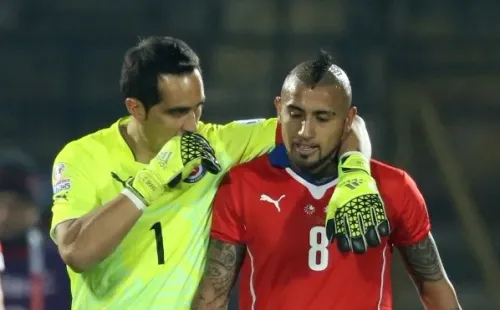 Claudio Bravo y Arturo Vidal en los mejores momentos de la Roja.