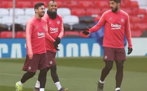 Vidal fue despedido por los dos cracks sudamericanos del Barcelona.