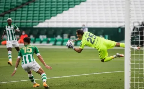 Claudio Bravo será una baja sensible para el Betis en su partido contra el Real Madrid / FOTO: Getty Images.