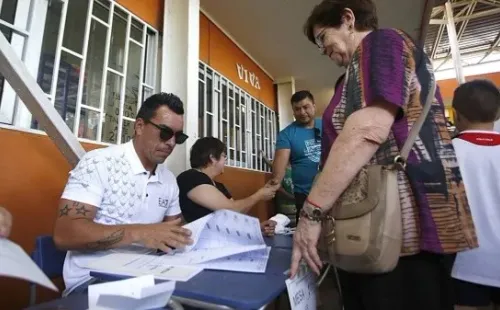 Esteban Paredes como vocal de mesa