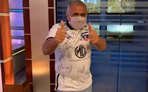 El doctor Ugarte feliz con su camiseta colocolina. (Instagram)