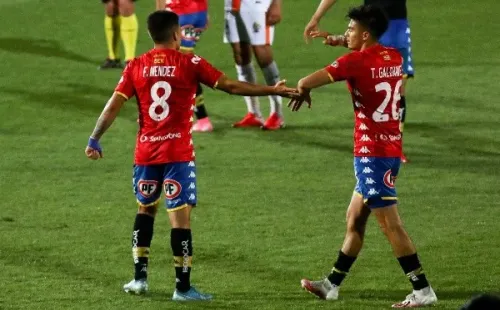 Los hispanos encienden la lucha por el campeonato tras su victoria sobre Cobresal.
