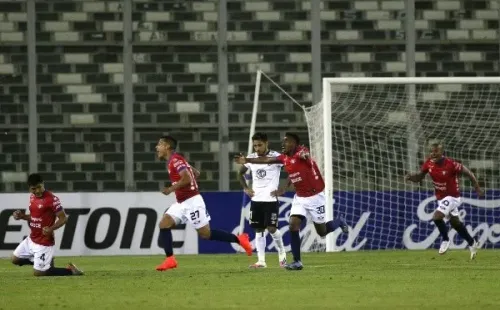 Colo Colo volvió a sufrir en cancha y se quedó eliminado de todo tras perder con Jorge Wilstermann.