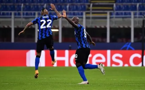 Arturo Vidal fue clave en el primer gol de Lukaku.