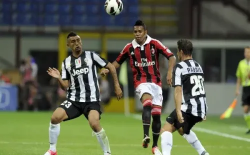 Arturo Vidal y Simone Padoin disputando una pelota contra Robinho / FOTO: Getty Images