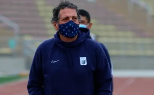 Mario Salas está muy cerca de los puestos de descenso en Perú.