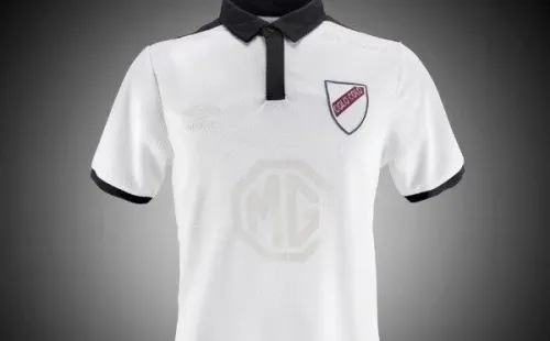 La camiseta conmemorativa de los 95 años es uno de los productos con descuento.