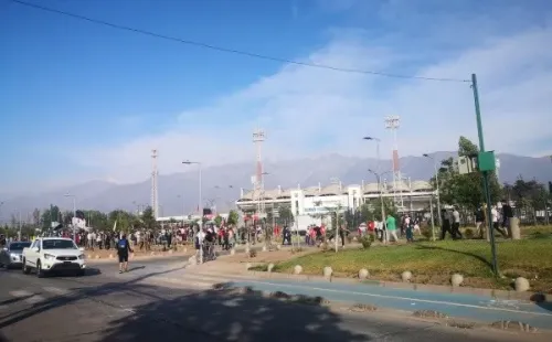 Hinchas de Colo Colo a las afueras del estadio Monumental