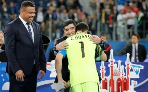 Claudio Bravo – Diego Maradona | Foto: Agencia Uno