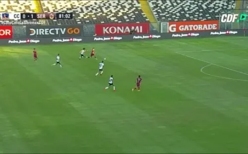 La pelota la tiene Salinas y Falcón hace lo que puede. Insaurralde solo trota rumbo a su arco. | Foto: Captura CDF