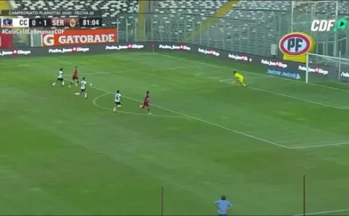 Salinas entra al área, sacándole espacio a Falcón y el Chaco sin colaborar en la marca. | Foto: Captura CDF