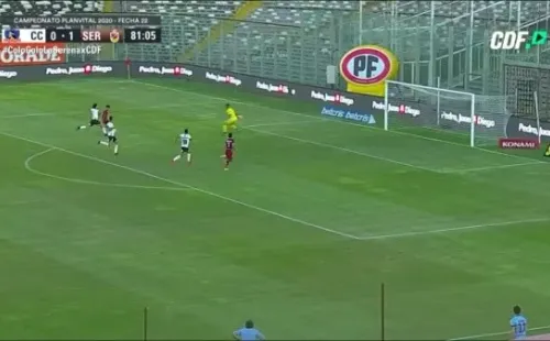 Cara a cara con Cortés, con Insaurralde a metros de distancia y Falcón que logró presionar un poco. |Foto: Captura CDF