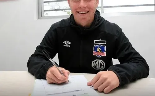David Tati firmando su contrato profesional en Colo Colo