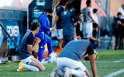 Pablo Solari rezando – Colo Colo vs Unión Española | Foto: Agencia Uno