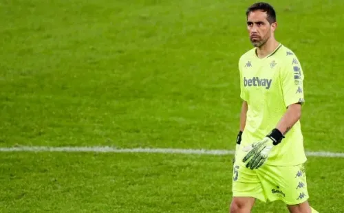 Claudio Bravo salvó en varias ocasiones al Betis en el primer tiempo / FOTO: Getty Images